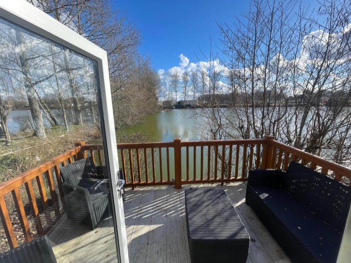 Rudd Lake Luxury Lakeside Lodge With Fishing & Hot Tub@Таттершолл Экстерьер фото