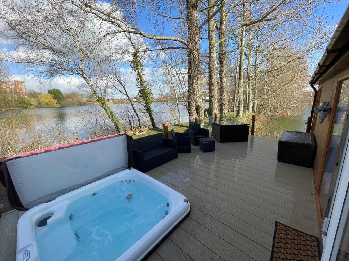 Rudd Lake Luxury Lakeside Lodge With Fishing & Hot Tub@Таттершолл Экстерьер фото