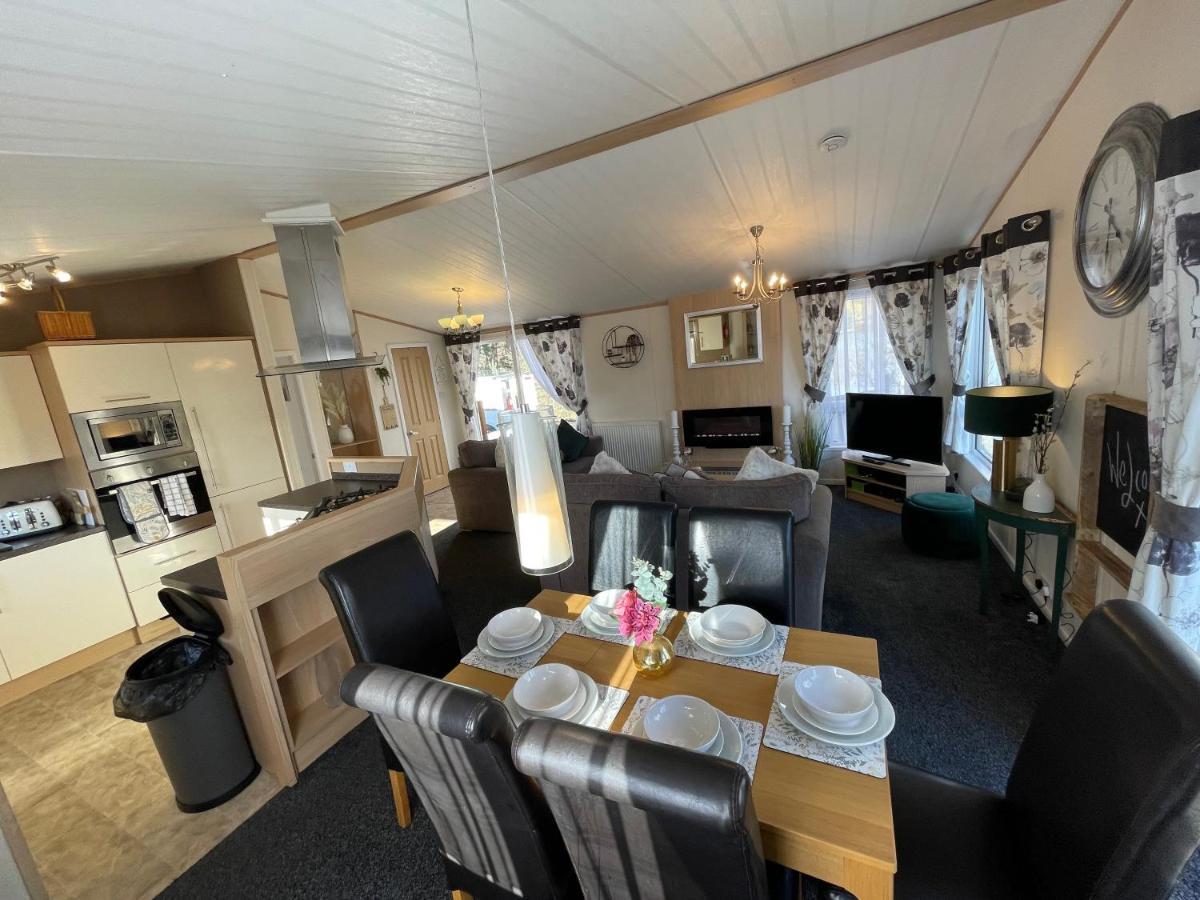 Rudd Lake Luxury Lakeside Lodge With Fishing & Hot Tub@Таттершолл Экстерьер фото