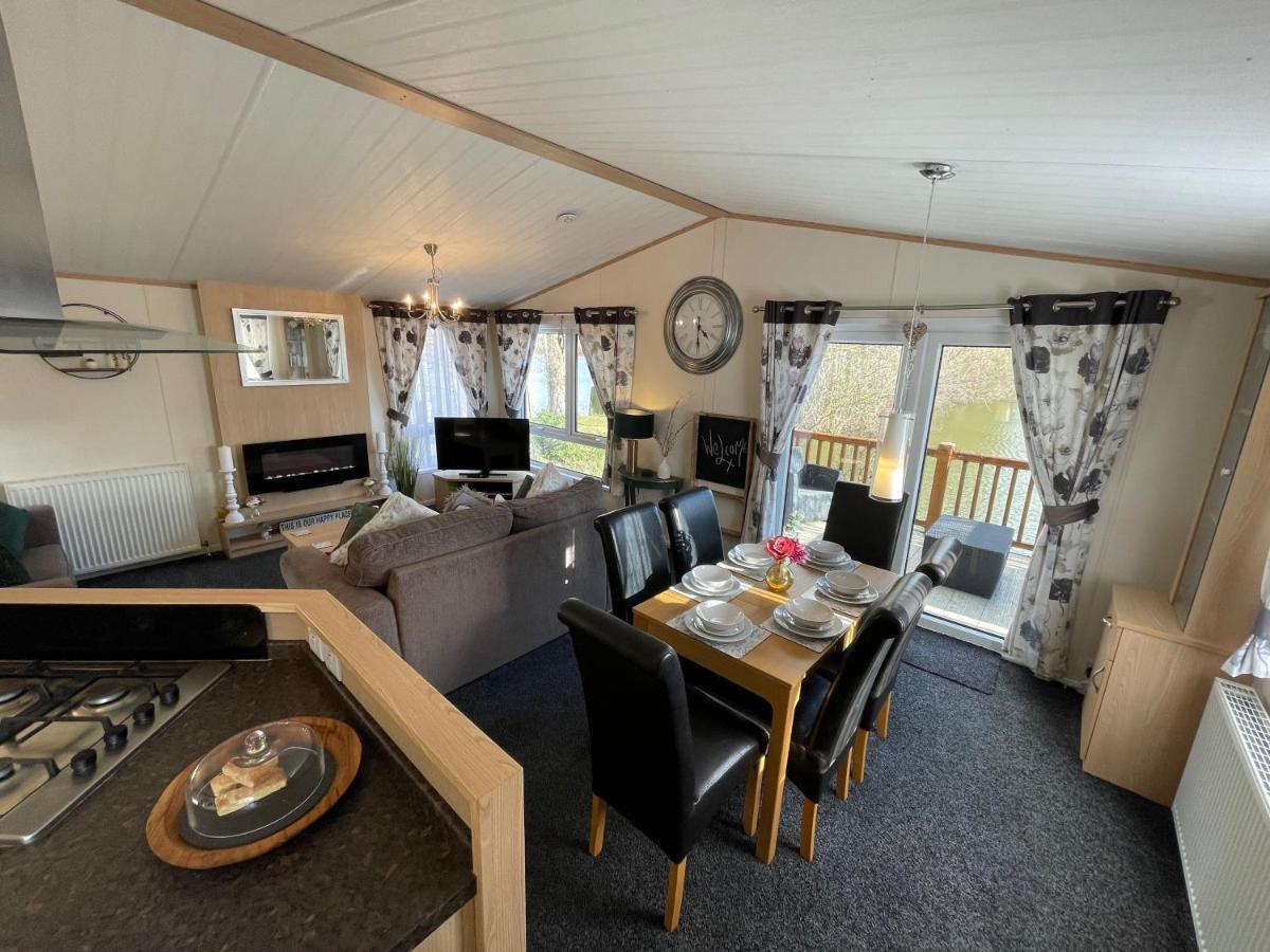 Rudd Lake Luxury Lakeside Lodge With Fishing & Hot Tub@Таттершолл Экстерьер фото